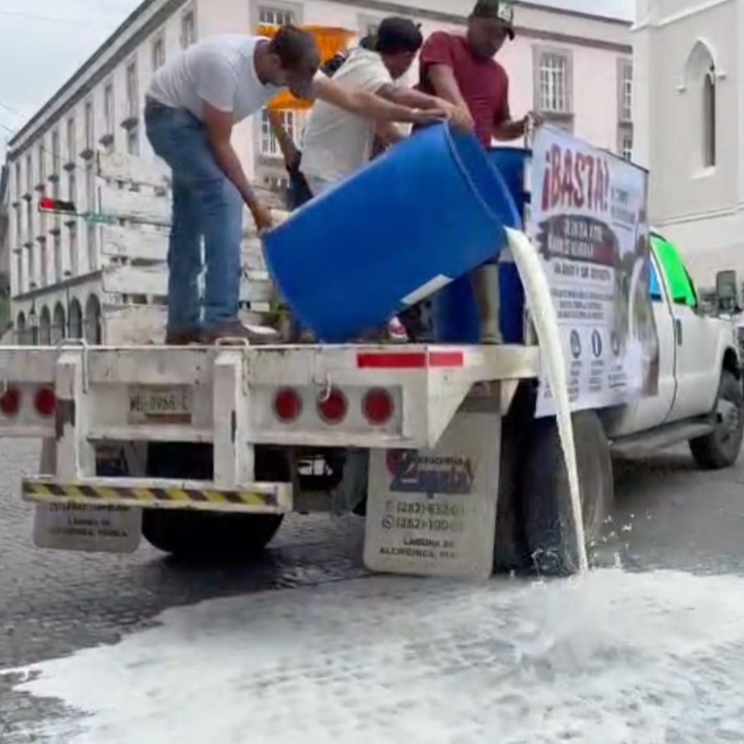 Productores de Leche Tiran Producto en Calles de la Ciudad de Xalapa, Veracruz
